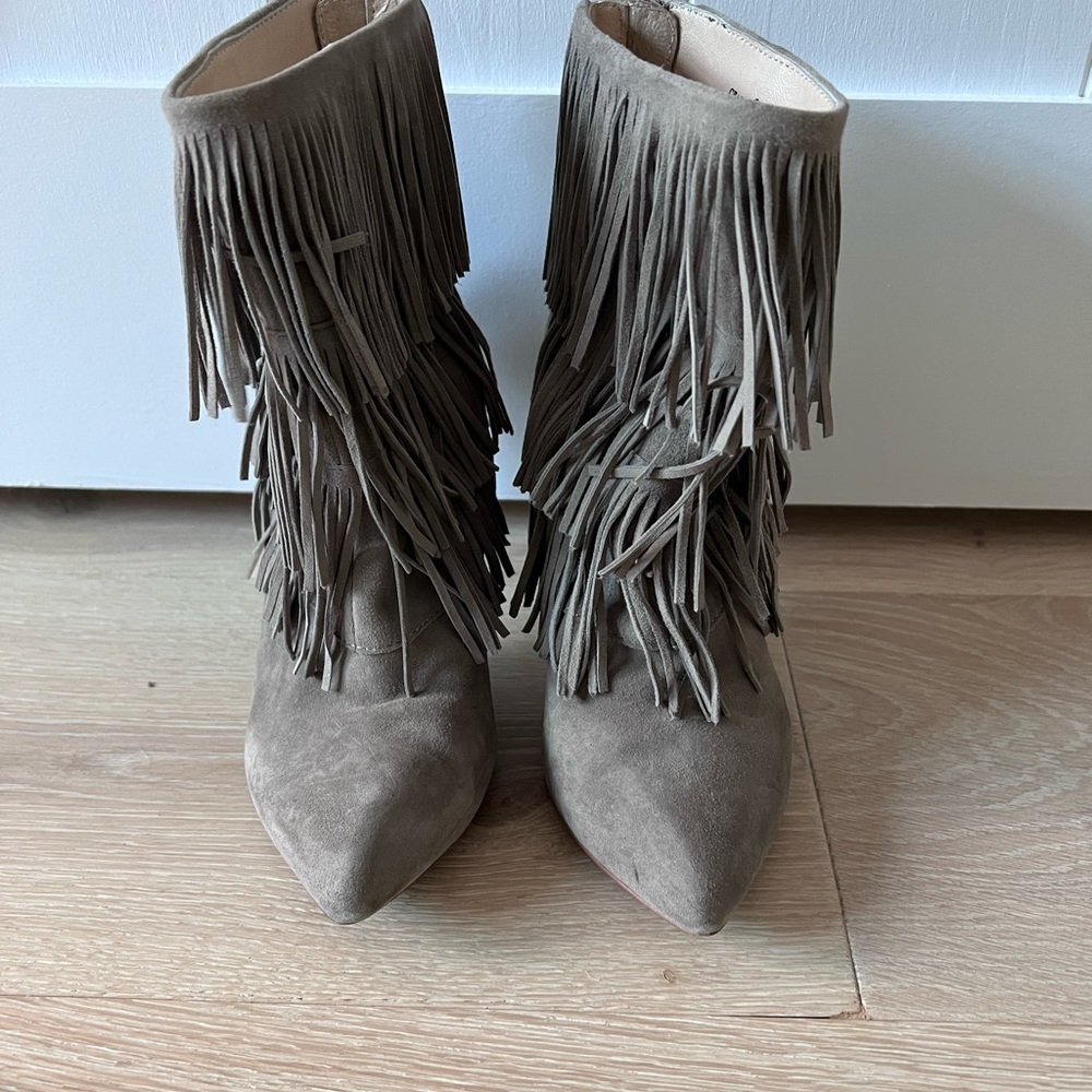 Like new fringe gray boots